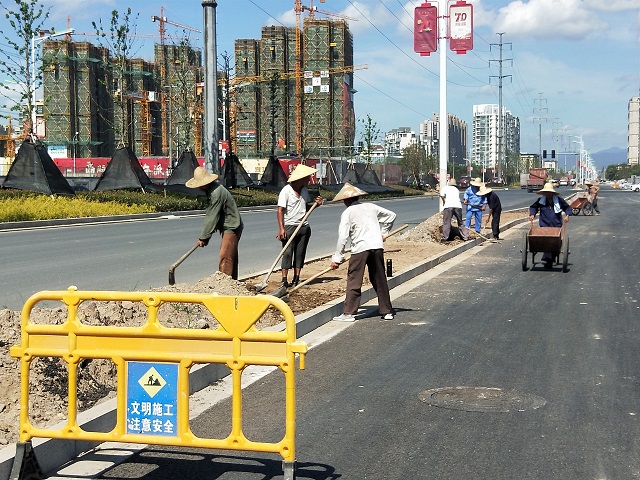 商城大道武溪路至武巖路左幅側(cè)分帶清理雜草、石塊及土方整理.jpg